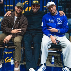 开云-人逢喜事精神爽！库里兄弟和老爹一同观看杜克大学比赛！